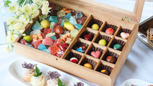 <Web割対象商品>【キングツアーバス旅】箱根ラリック美術館「ジュエリースイーツビュッフェランチ」と約15万粒が煌めくクリスタルガラスのクリスマスツリー〔聖蹟桜ヶ丘・府中・調布発〕2